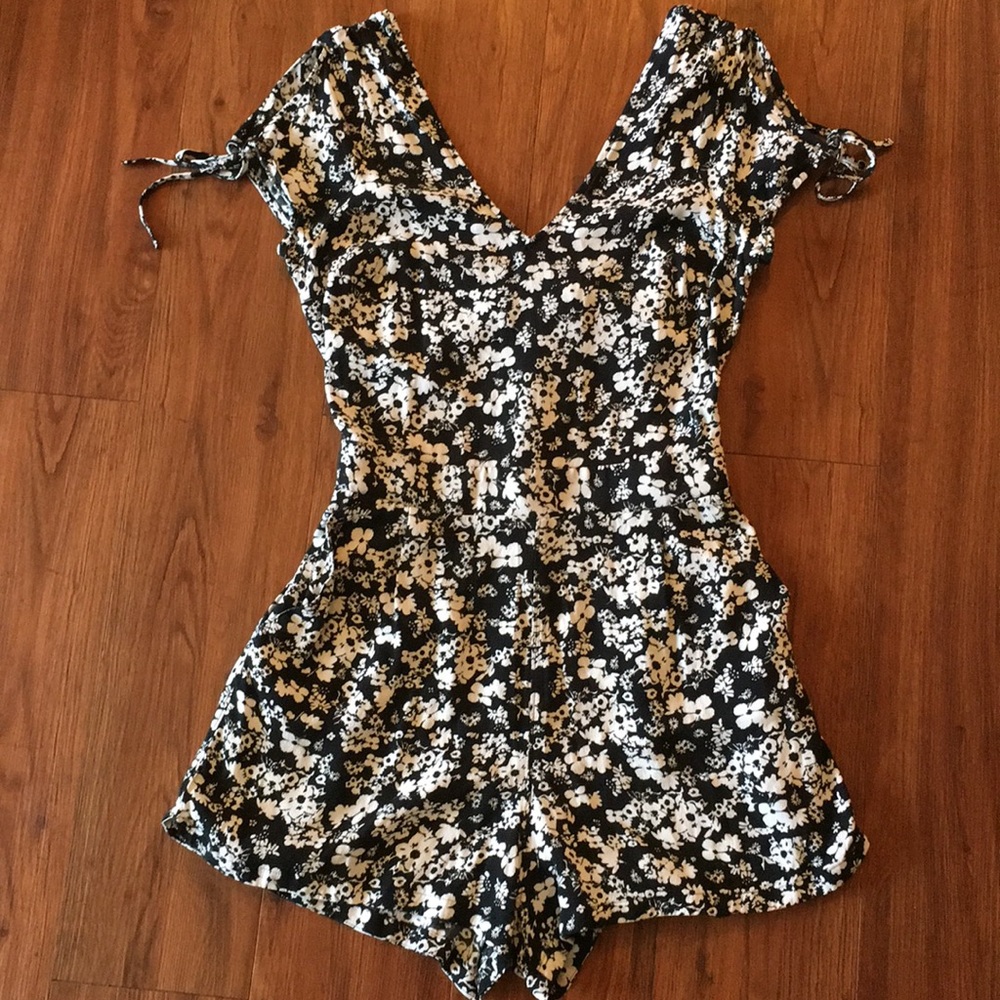 Women’s V neck tie sleeve romper black and white